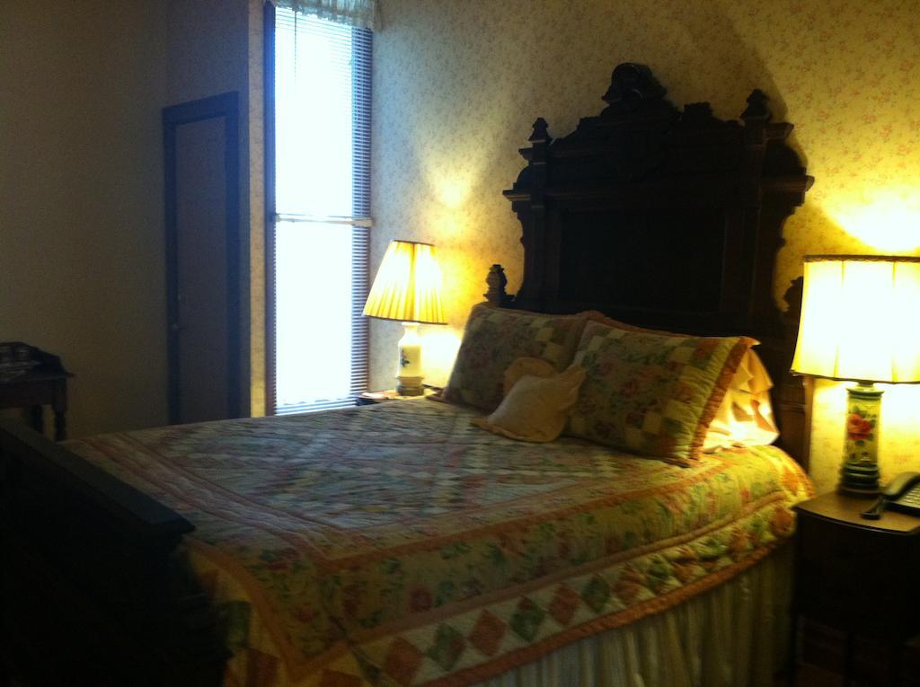 Corners Mansion Inn - A Bed And Breakfast Віксбург Номер фото