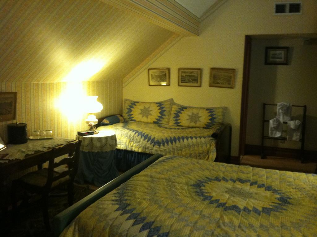 Corners Mansion Inn - A Bed And Breakfast Віксбург Номер фото