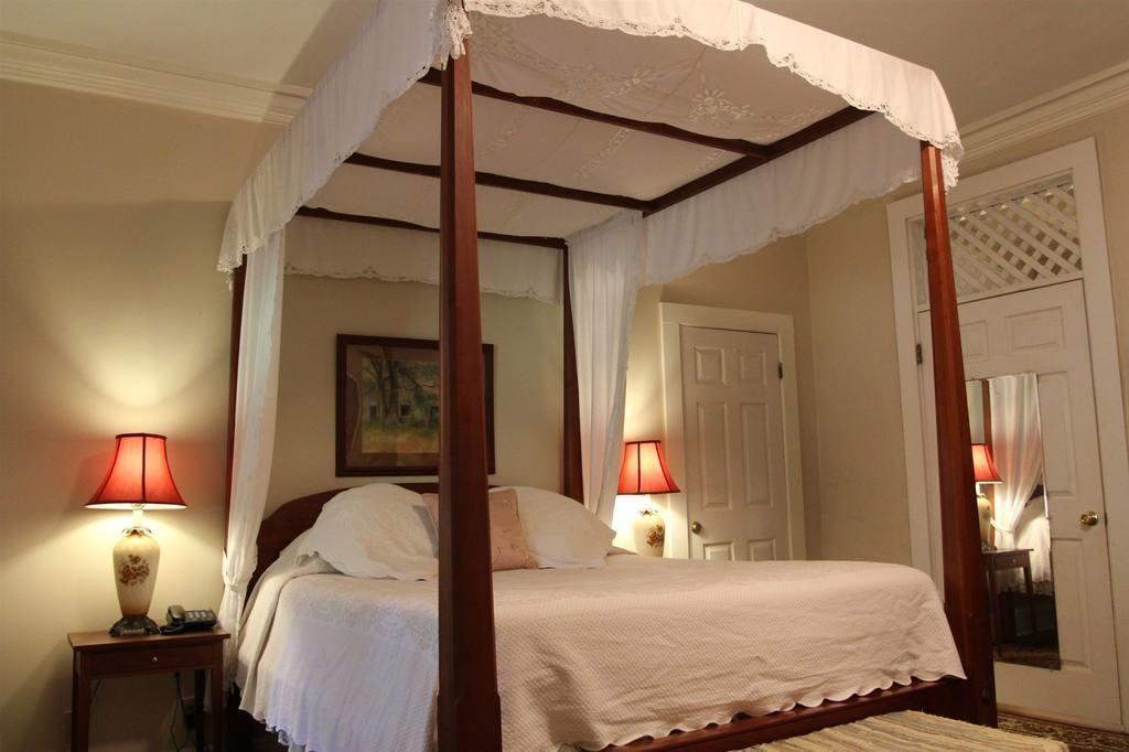 Corners Mansion Inn - A Bed And Breakfast Віксбург Номер фото